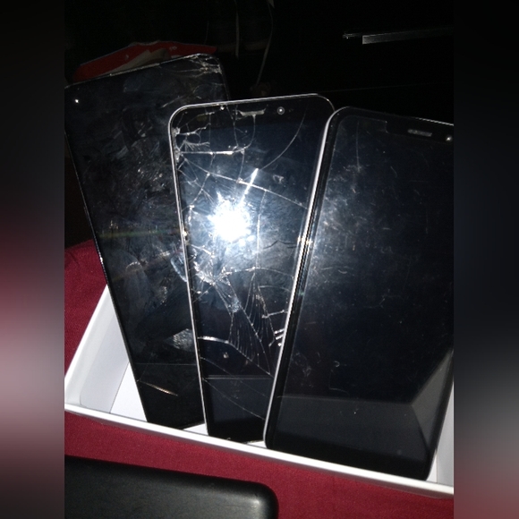 3 iPhone cases and 3 Android phones (FOR PARTS) - Picture 4 of 4